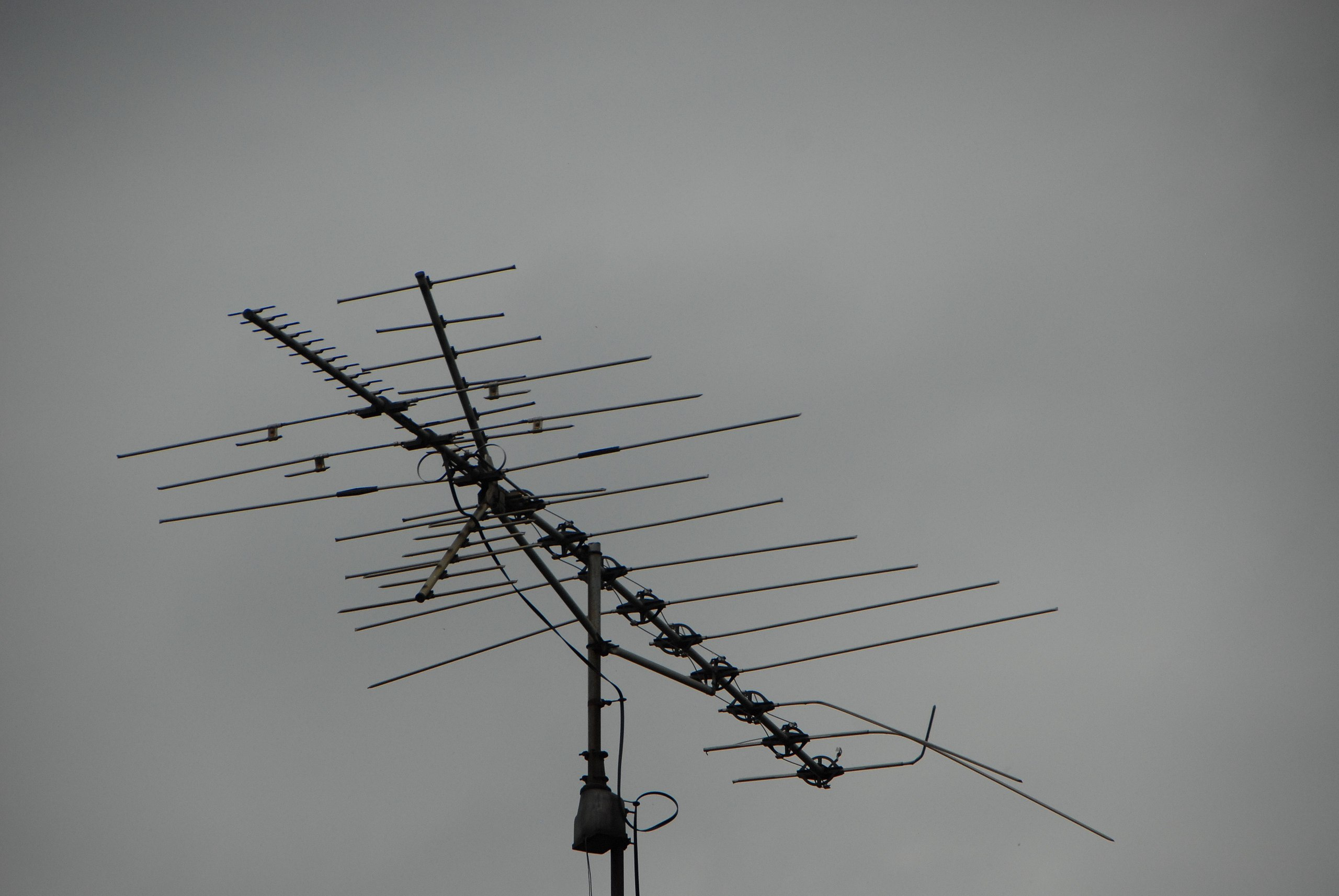 File:Old UHF-VHF television antenna.jpg - Wikimedia Commons